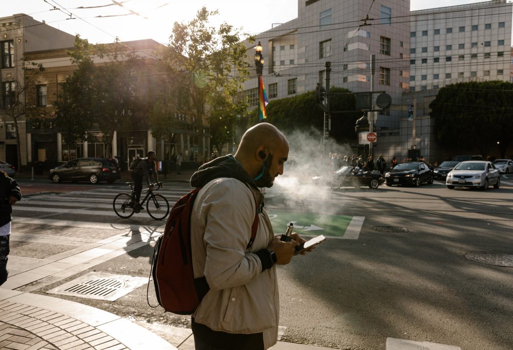 A man using a vaporizer on the streets of San Francisco // Credit Jason Henry for The New York Times вейп. e-cigarette, вапорайзери, вейп, відео, електронні сигарети, законопроект, нагріваючі тютюн прилади, паління, сан-франциско, сша, трубки курильні електронні