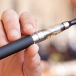 У США зафіксовано першу смерть, яка може бути спричинена е-сигаретами. e-cigarette, вейп, електронні сигарети, паління, смертельний випадок, смертність, статистика паління, трубки курильні електронні